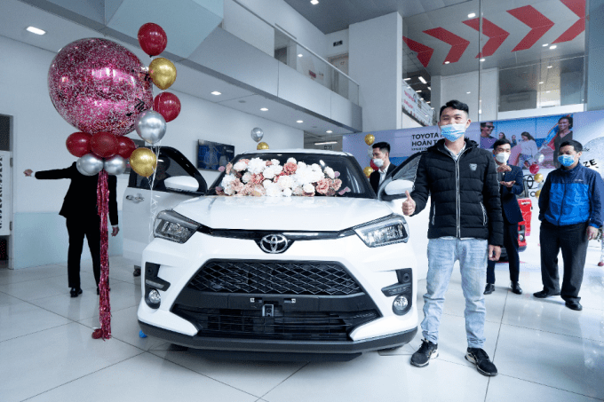 Một khách hàng tham dự lễ ra mắt Toyota Raize tại đại lý